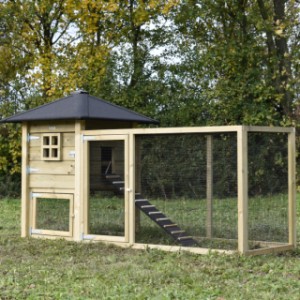 The chickencoop Rosy offers a lot of space for your chickens