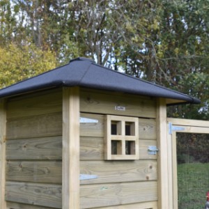 The chickencoop Rosy is provided with black roofing felt