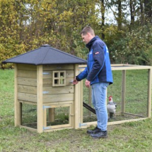 The hutch Rosy offers place for 3 till 5 chickens