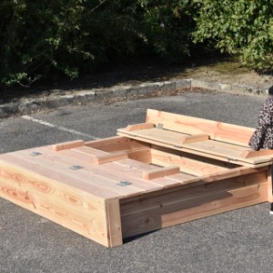 Sandbox Cubic | the benches can be folded very easily