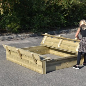 Sandbox Cubic Twist has 2 foldable benches