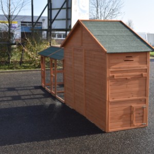 The chickencoop Holiday Large is made of pine wood