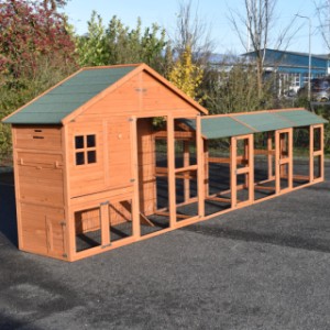 Chickencoop Holiday Large is an acquisition for your yard