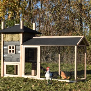 The chickencoop and the run are provided with black roofing felt