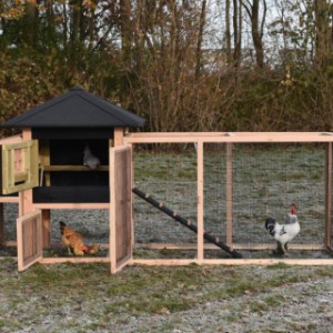 The chickencoop Rosy has large doors