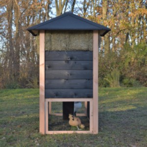 The chickencoop Rosanne is partially made of Douglaswood and of black impregnated wood