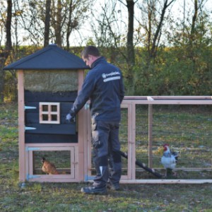 The haystack Rosanne is suitable for both rabbits and chickens