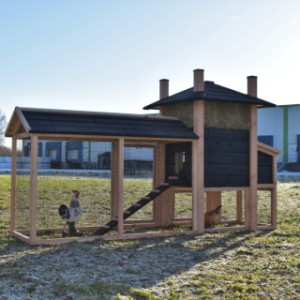 The chickencoop Rosa is extended with a covered run