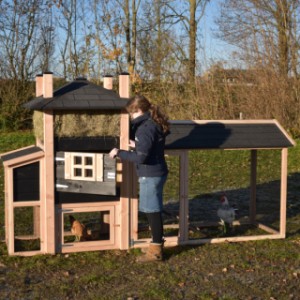 The chickencoop Rosa is made of Douglaswood and black impregnated wood