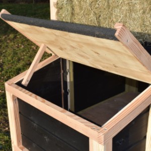 The laying nest is also provided with a hinged roof
