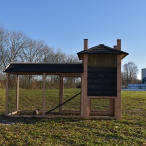 The rabbit hutch Rosa is extended with a covered run