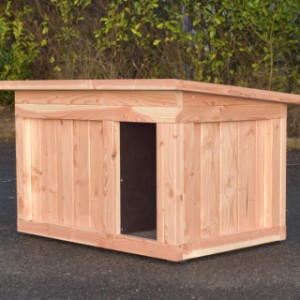 The dog house has an opening with the dimensions 27x51cm