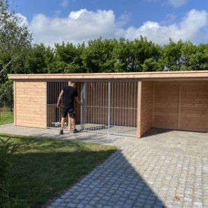 The dog kennel Modul has a large door in the bar panel