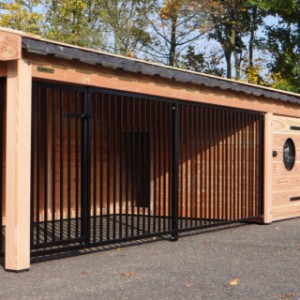 The dog kennel Rex 2XL is provided with black bar panels