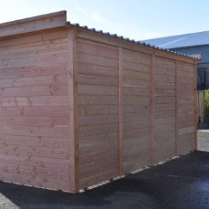 The right side of the kennel FERM is a wooden panel