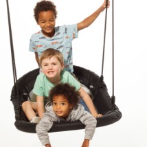 The nest swing is provided with black BR-rope