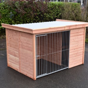 The dog kennel is provided with a roof Luxe