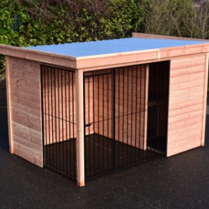 The kennel is provided with a roof Luxe