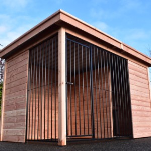 The dog kennel Modul FORZ is provided with black bar panels