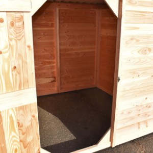 The shed, connected to the dog kennel, has dimensions of approximately 2x2 meters.