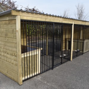 The 2 kennels are divided through a kennelpanel