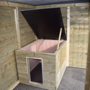 The sleeping compartment Easy is provided with a hinged roof