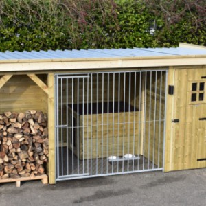 The kennel is provided with a luxury roof