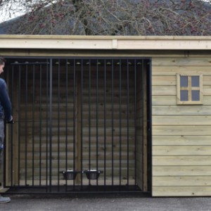 The door of the Modul FORZ dog kennel opens inward, so the dog cannot slip out