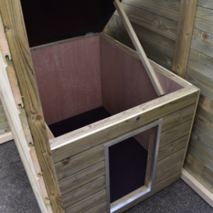The sleeping compartment Easy has a hinged roof