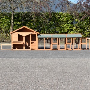 The hutch Holiday Small offers a lot of space for your chickens