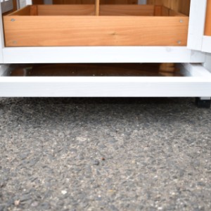 The rabbit hutch Cozy is provided with a tray