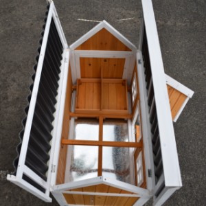 The chickencoop Cozy is provided with 3 removable perches and a laying box