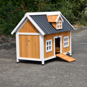 The chickencoop Cozy will be delivered in the shown colours