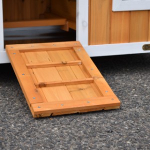 The rabbit hutch Cozy is provided with a ramp
