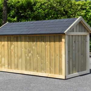 The chickencoop Belle 2 is provided with a wooden backside