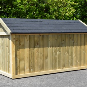 The chickencoop Belle 1 has a wooden backside