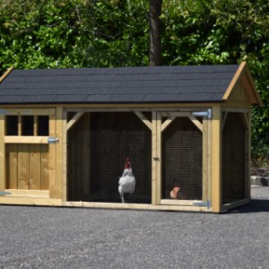 The chickencoop Belle 2 is provided with a pointed roof