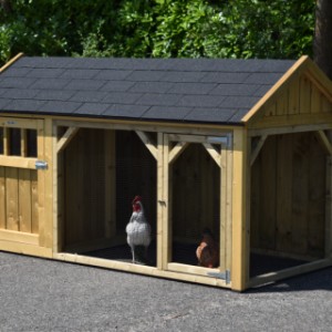 Chickencoop Belle 2 is provided with 2 mesh panels