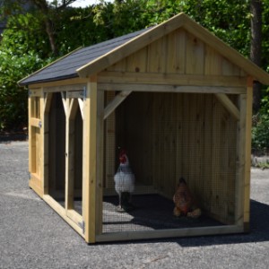 The chickencoop Belle has a covered run