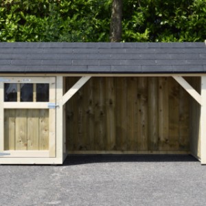 The dog house Isa 1 is provided with a nice pointed roof