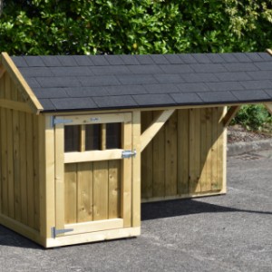 The dog house Isa 2 is made of impregnated wood