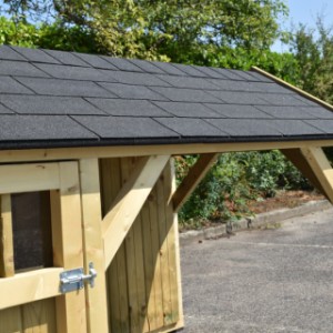 The dog house Isa 2 is provided with black roof shingles