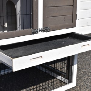 Because of the practical tray you can clean the rabbit hutch Prestige Small very easily