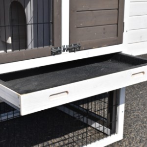 The wooden hutch Prestige Small is provided with a plastic tray