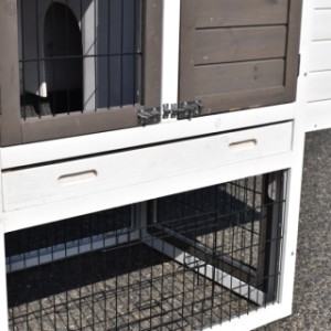The rabbit hutch Prestige Small is provided with a practical tray