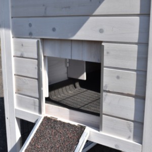 The chickencoop Prestige Small has a large opening to the sleeping compartment