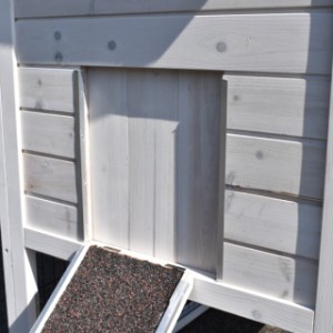 The chickencoop Prestige Small is provided with a lockable sleeping compartment