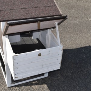 The laying nest Small has a hinged roof