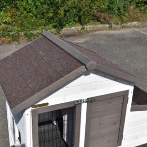 The hinged roof of rabbit hutch Prestige Small is provided with roofing felt