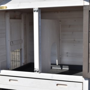 The sleeping compartment of the rabbit hutch Prestige Small is provided with a windwall